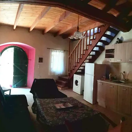 Country Traditional House In Corfu Village, Greece Lantställe